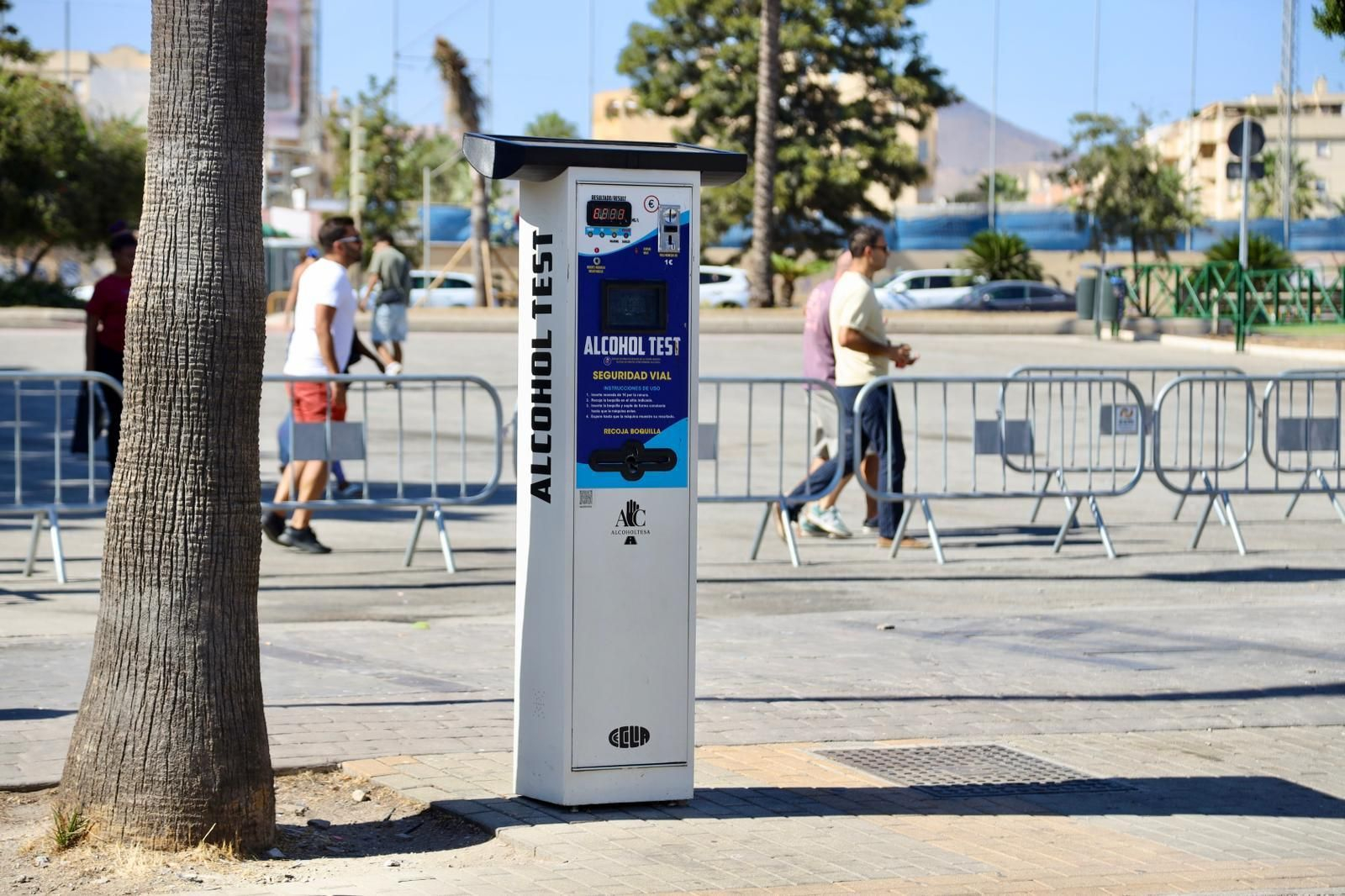 Uno de los alcoholímetros instalados en el Real.