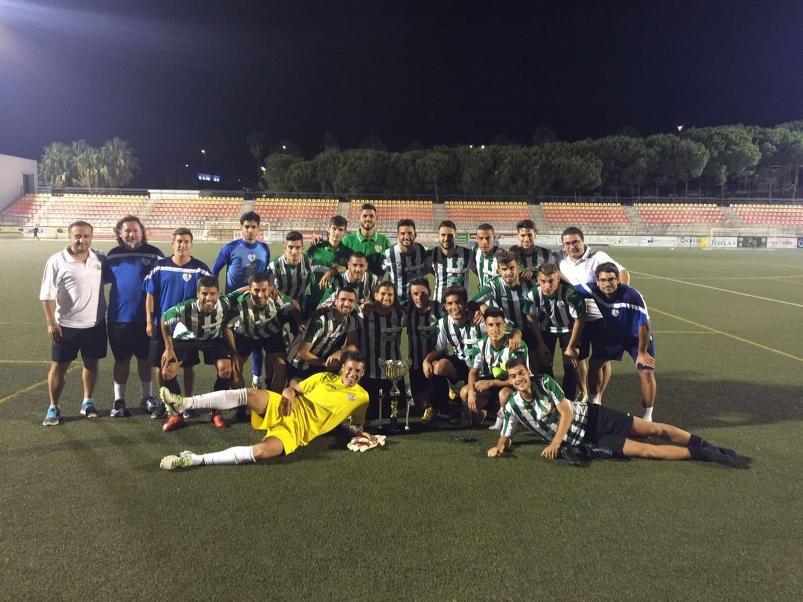 La plantilla del Antequera celebraba su clasificación para el 'play off'.