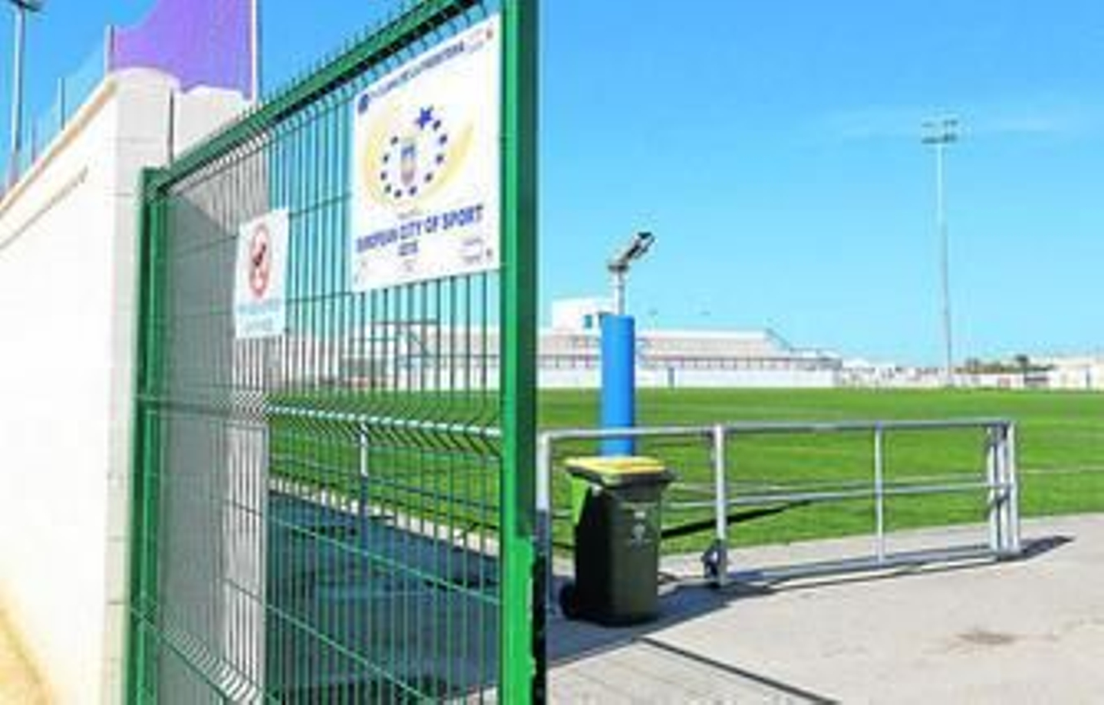 Entrada principal al nuevo campo de fútbol, con la grada que será cubierta por una visera al fondo.