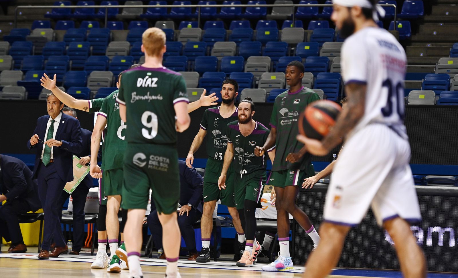 Varios jugadores del Unicaja en el duelo contra el Obradoiro en el Carpena.