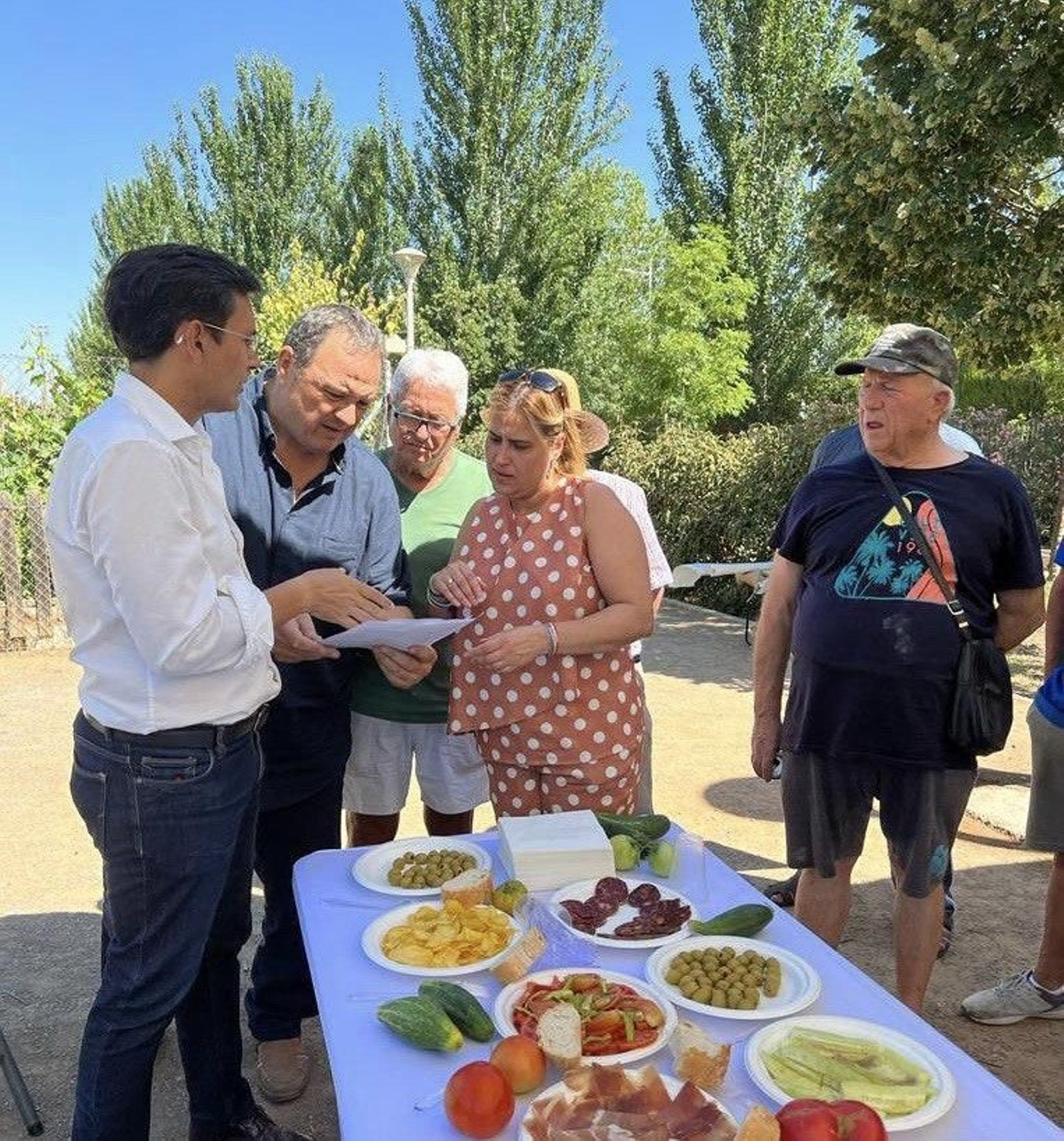 Imagen de la visita del alcalde y la concejal a uno de los huertos urbanos de Granada