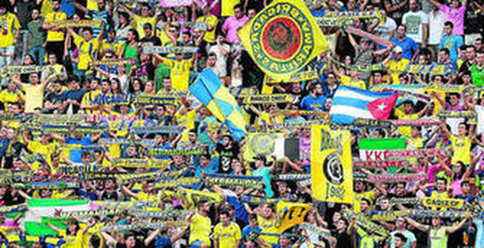 1. Imagen general de la grada baja de Fondo Sur en uno de los momentos de mayor empuje hacia el conjunto amarillo. 2. Servando se eleva por encima de Gonzalo. 3. Caras largas en el palco de autoridades durante la primera parte. 4. Miembros del cuerpo técnico y algunos jugadores hacen piña ante el banquillo tras el gol de Migue García.