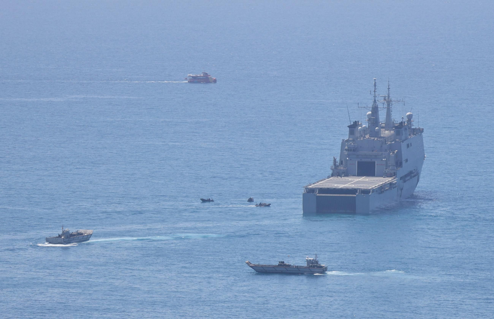 Los buques de la Armada 'Juan Carlos I' y 'Galicia' ya están en Málaga para el desembarco, en fotos