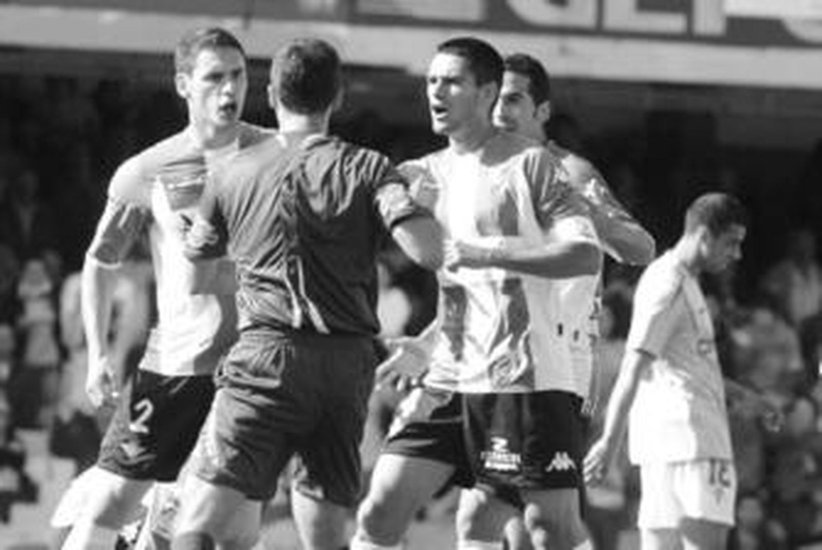 Melli, Juanito y Fernando protestan a Velasco Carballo en el último Celta-Betis.
