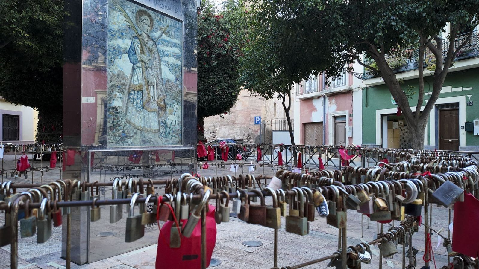 Monumento a San Valentín en la plaza Campoamor de la capital almeriense