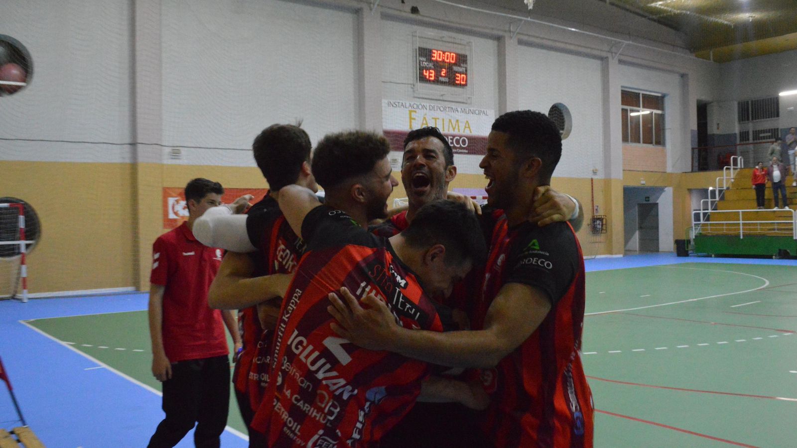 Los jugadores del Cajasur Córdoba festejan el pase a la fase de ascenso. Los jugadores del Cajasur Córdoba festejan el pase a la fase de ascenso.