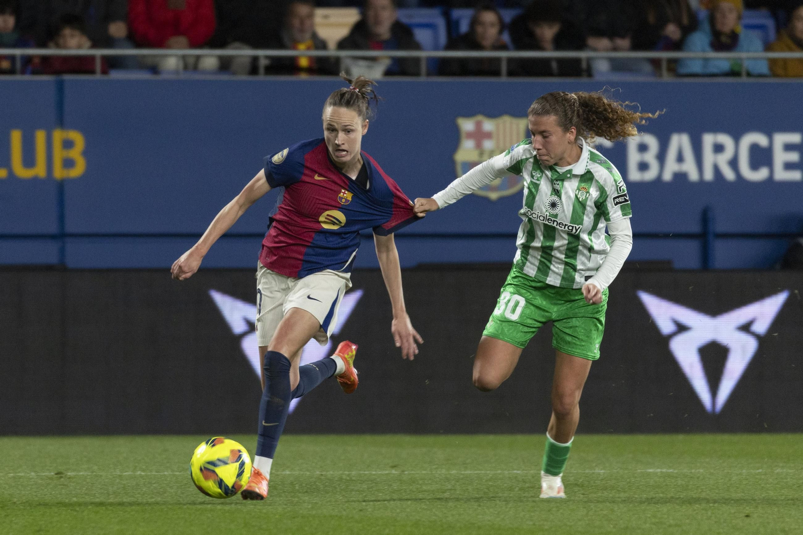 La bética Blanca Muñoz trata de frenar a Caroline Graham.