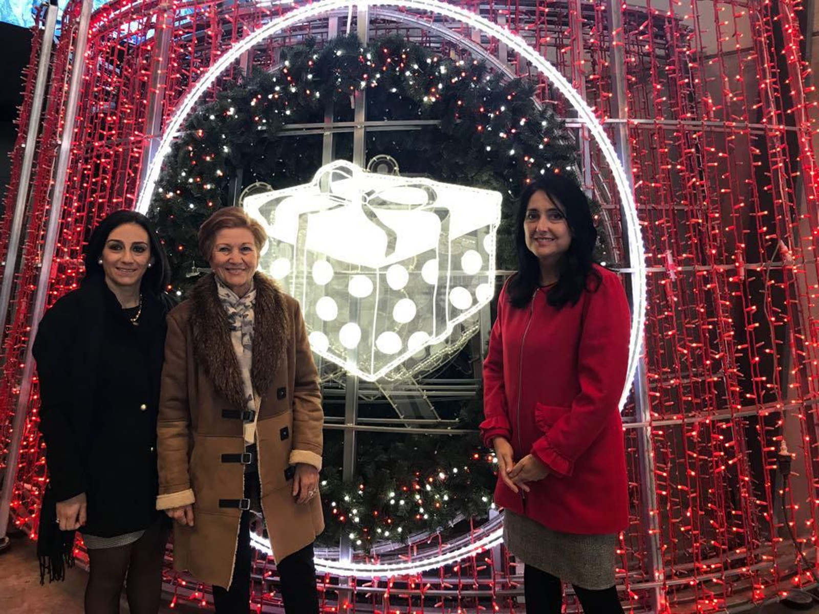 María Antonia Pérez lleva diez años regalando las luces al municipio.