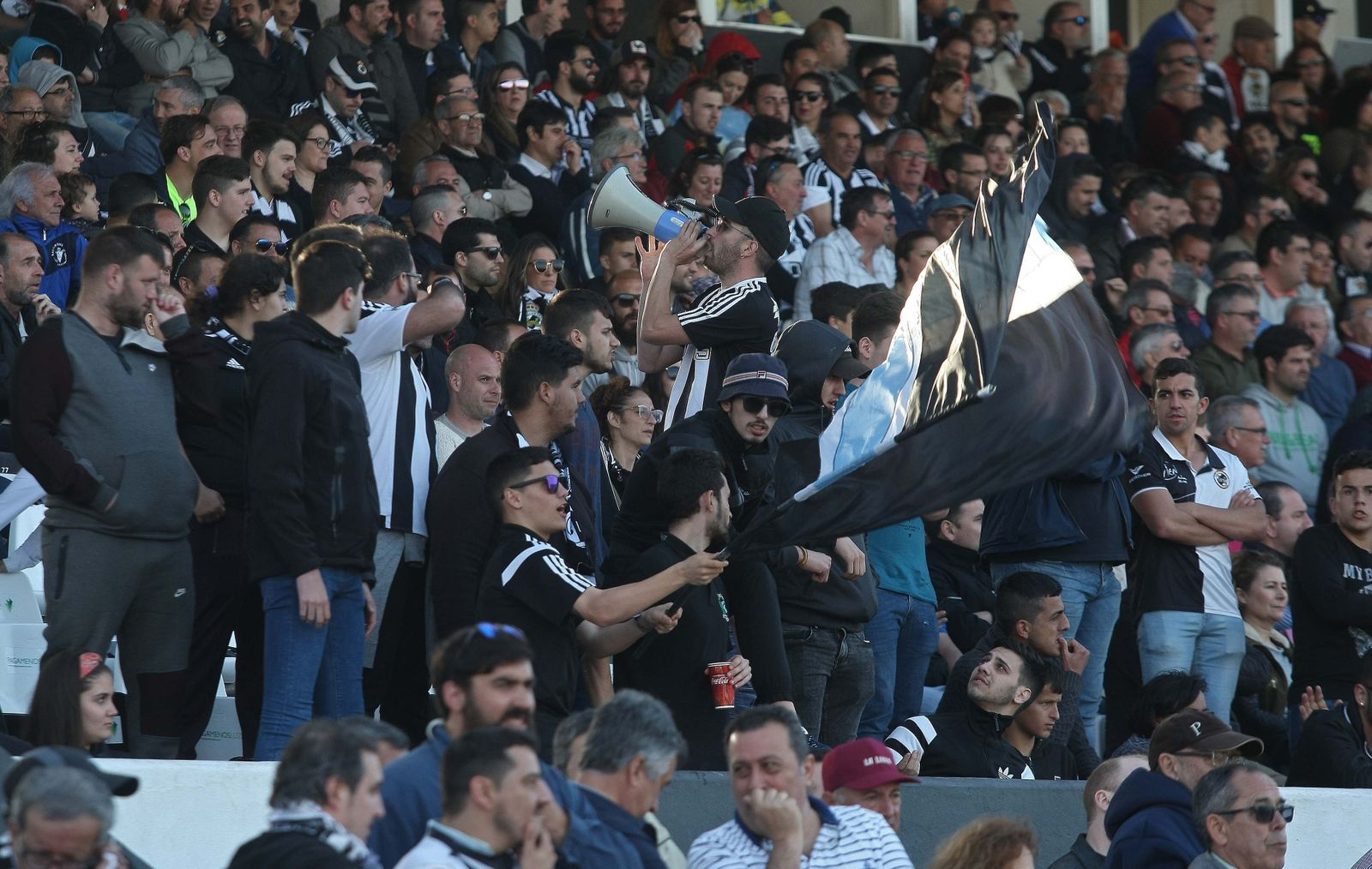Aficionados de la Balona en la zona de Tribuna durante el Balona-Cartagena.