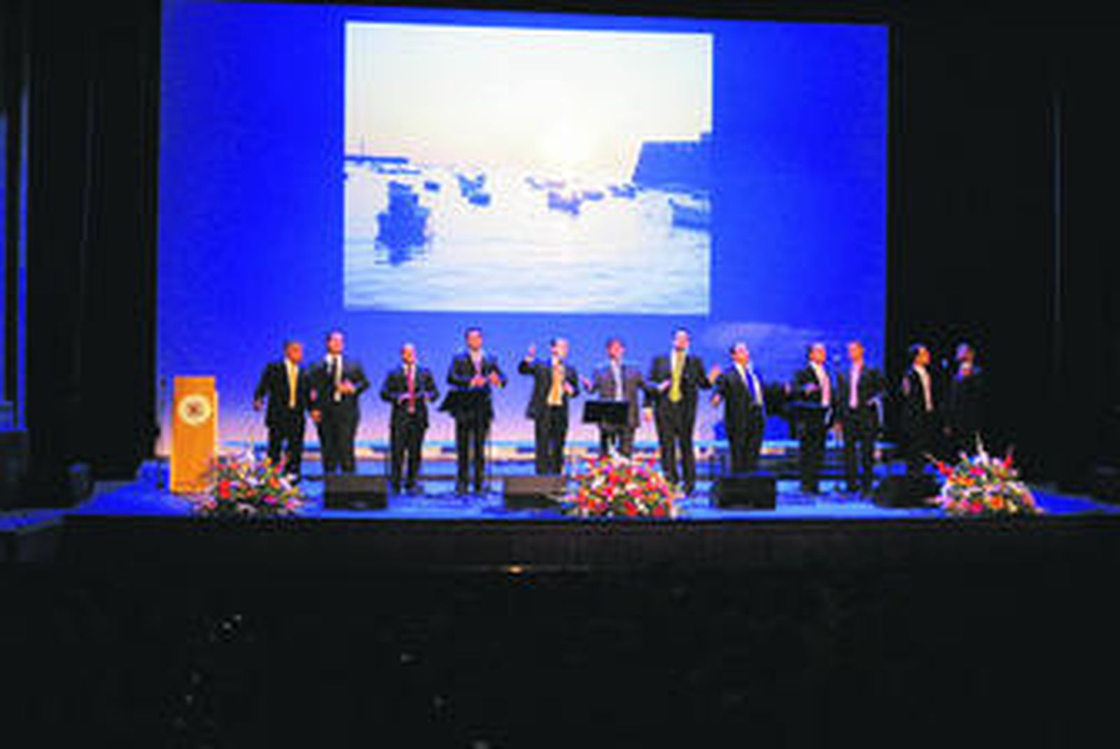 El Coro La Caleta, bajo la dirección de Julio Pardo, abrió anoche el festival.