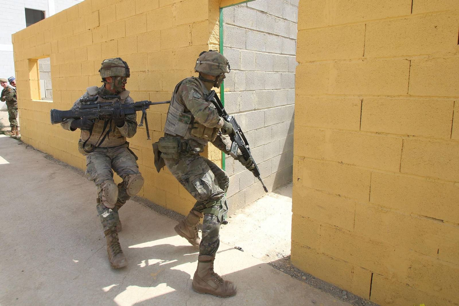 Imágenes de la visita de la ministra de Defensa a la base militar de Viator