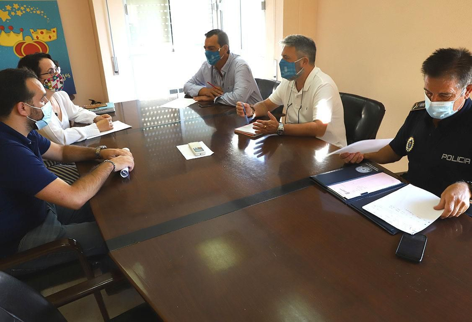 Responsables municipales y de Acoje, junto al jefe de la Policía Local, durante la reunión celebrado hoy lunes.