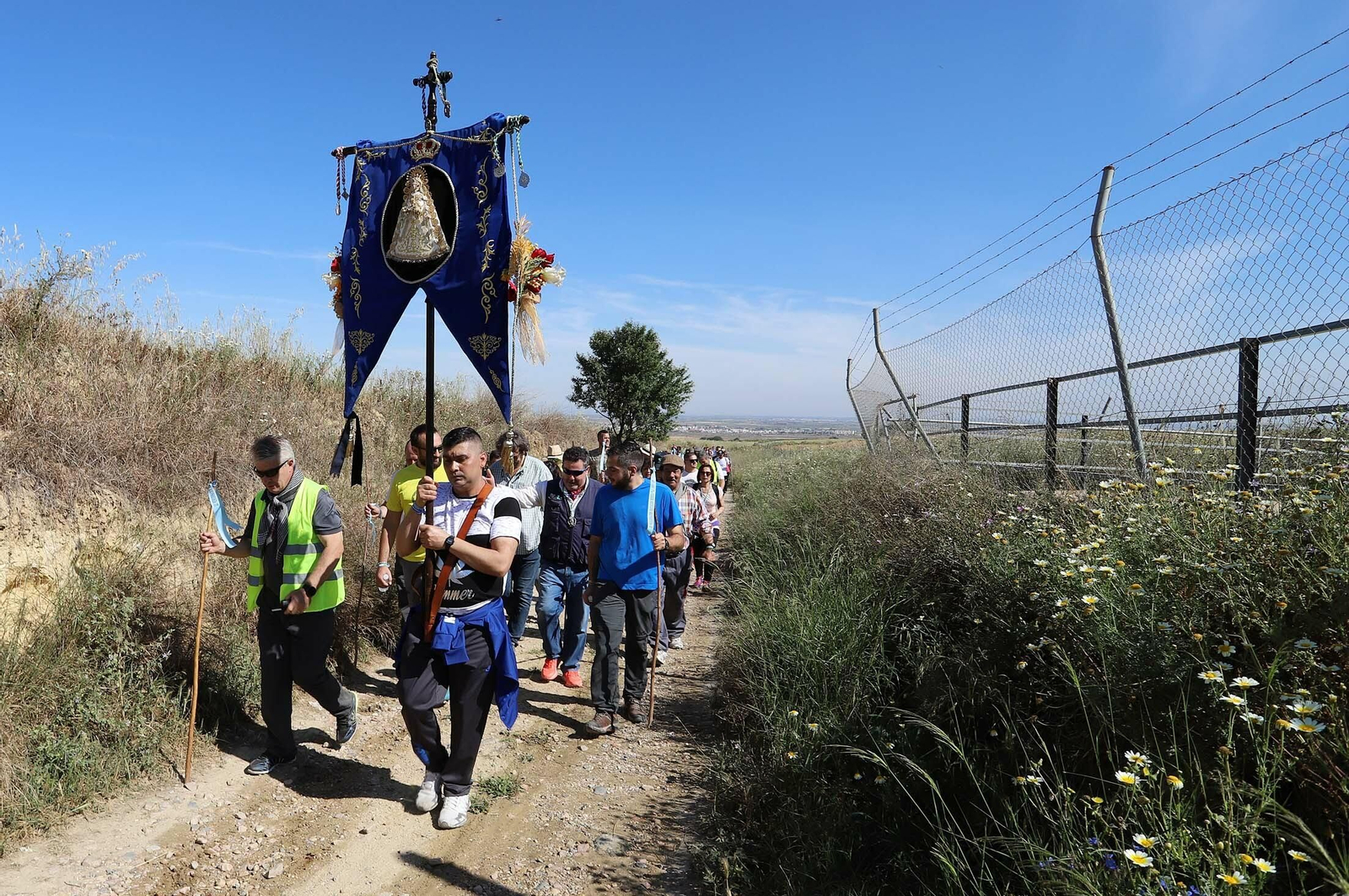Imágenes de los presos de la cárcel de Huelva en su camino hacia El Rocío