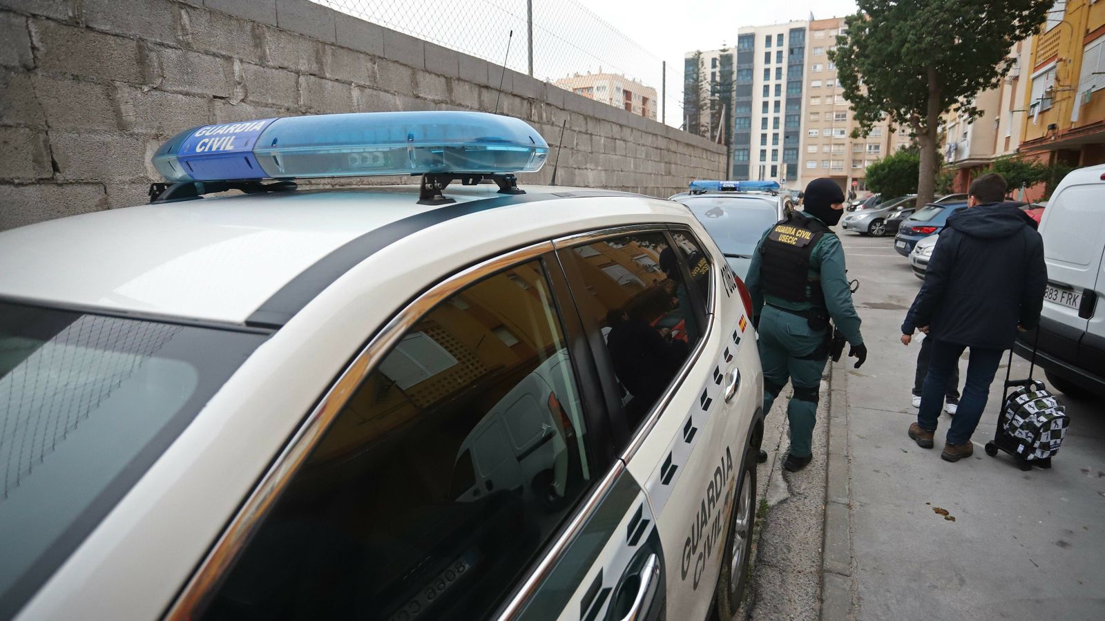 Fotos del registro de la Guardia Civil en la calle Guadalupe de La Línea