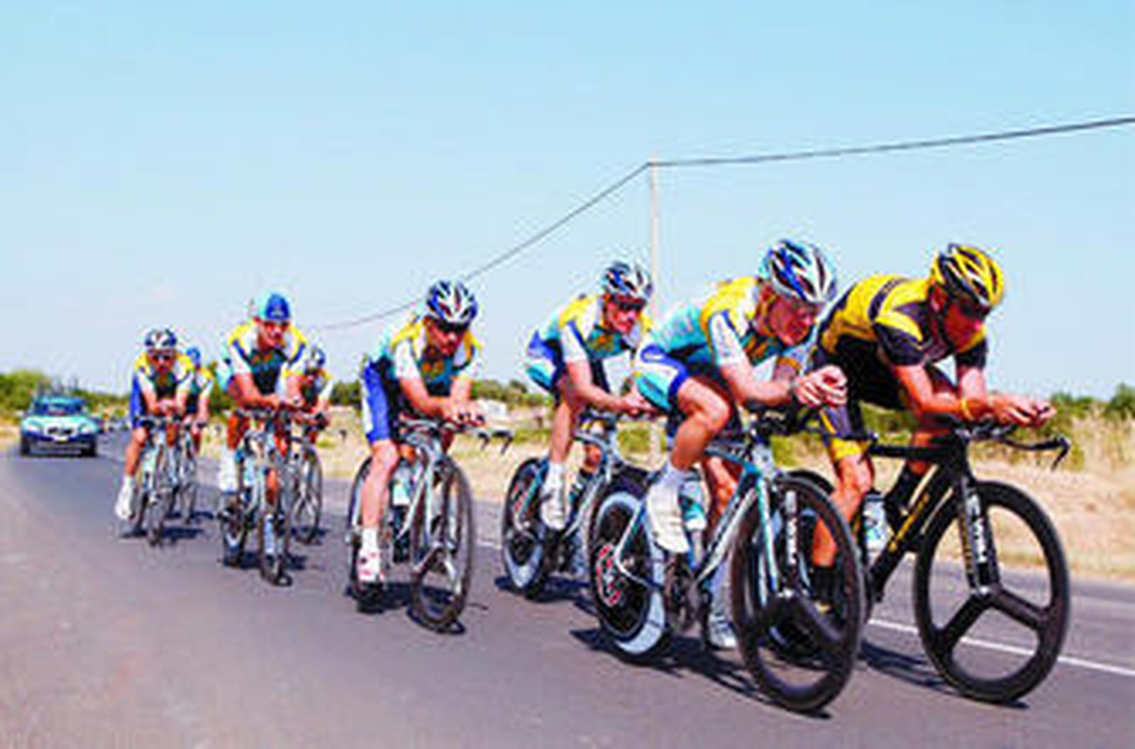 Los corredores del equipo Astana realizan un entrenamiento en Grabels, cerca de Montpellier.