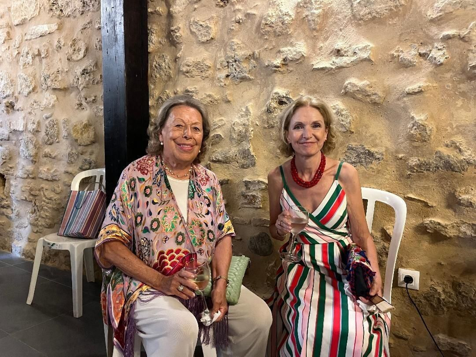 Enriqueta Vila con las embajadora de las Carreras de Caballos 2023 Pilar González de Gregorio y Álvarez de Toledo.