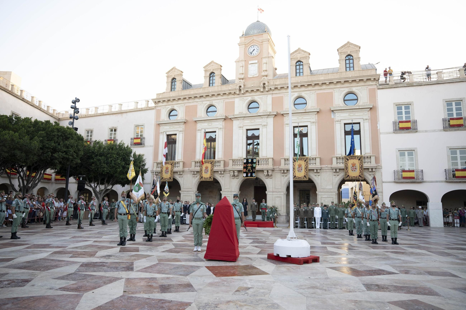 El Escudo de Oro de la ciudad de Almería a la Legión, en imágenes