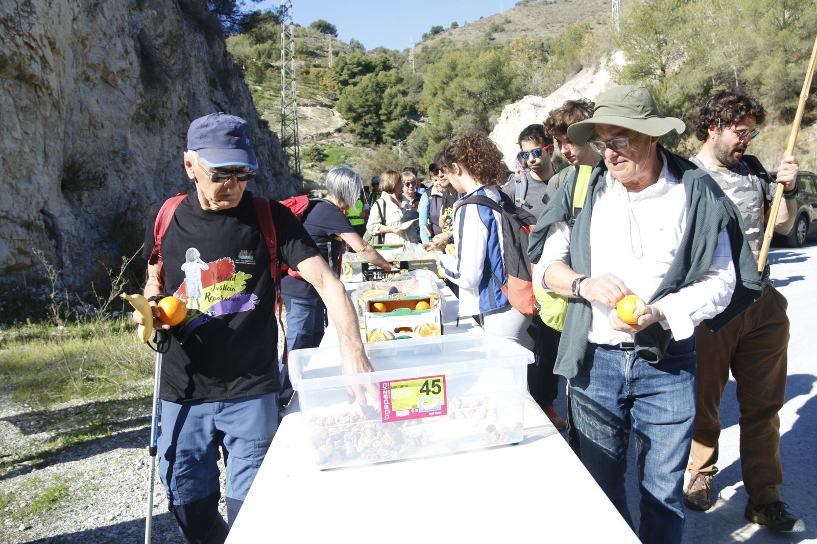 Cientos de personas participan en la marcha de la Desbandá