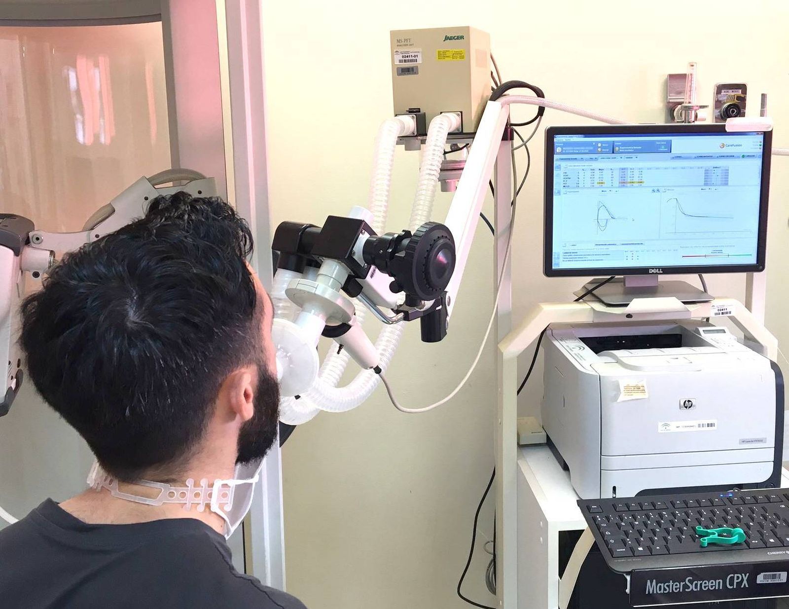 Un paciente haciéndose una espirometría el día mundial del asma.