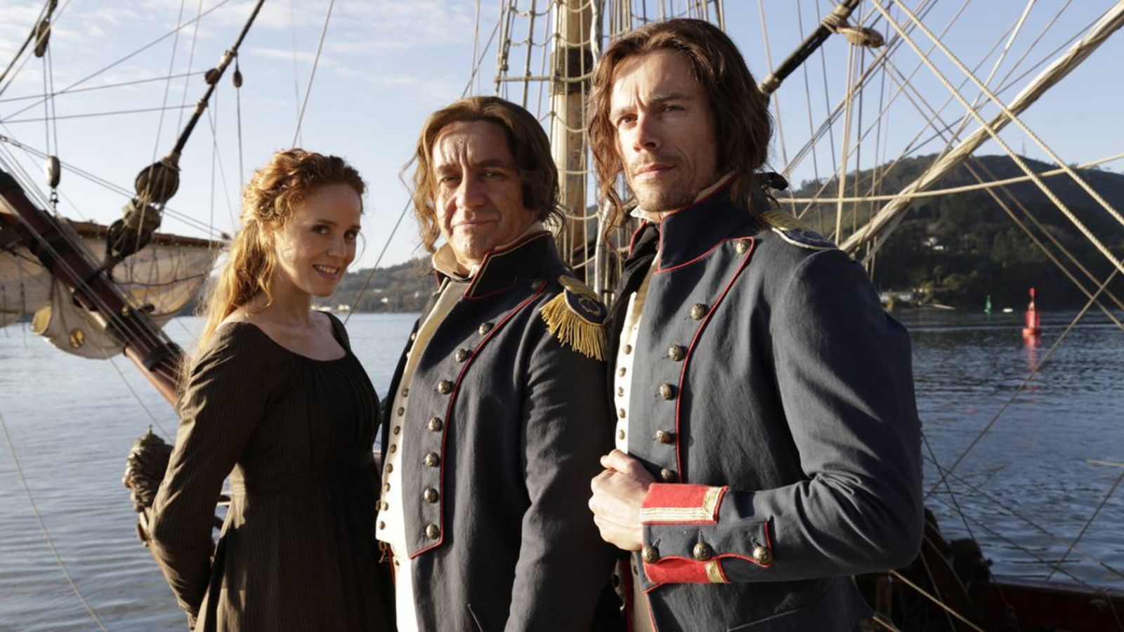 Los tres protagonistas, en el barco 'María Pita', reconstruido como el real.