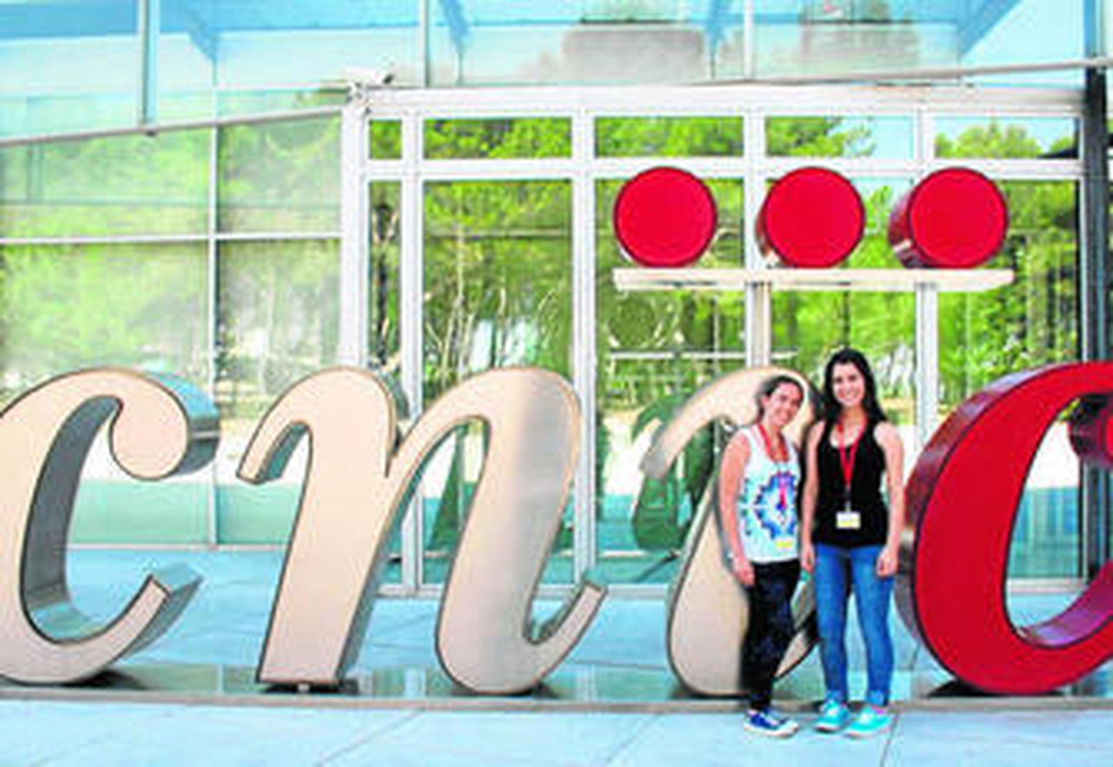 María de los Ángeles Becerra y Carmen Quirós, en la sede del CNIC.