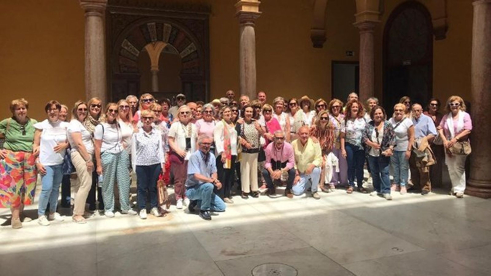 El grupo perteneciente a la Asociación de Patrimonio de Cádiz durante su visita a Sanlúcar de Barrameda. Entre ellos se encuentran Florentina Ruiz Moreno, Charo Lacave, Melele Julbes, Mely Adame, Fernando Rasco, Paco Tabares y Pepe Gómez Vela.