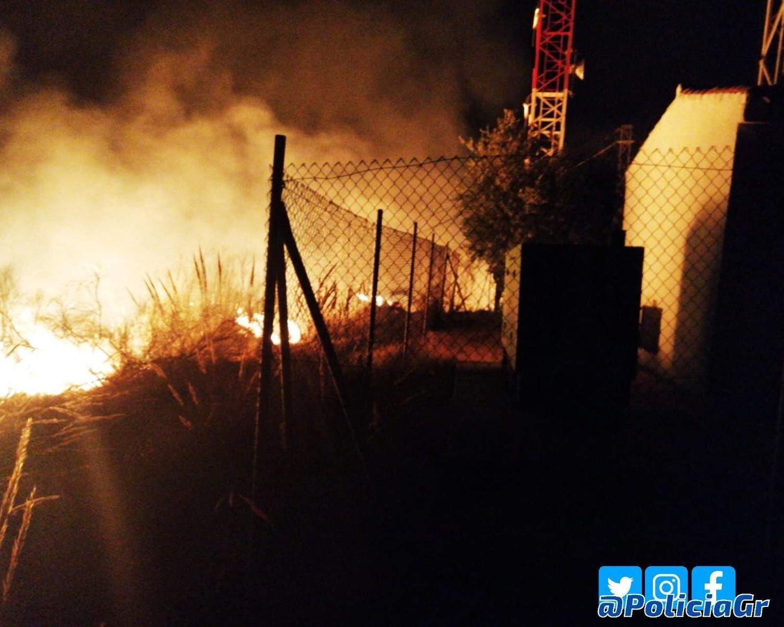 El fuego declarado en San Gabriel, en la carretera de El Fargue, cerca de unas antenas.