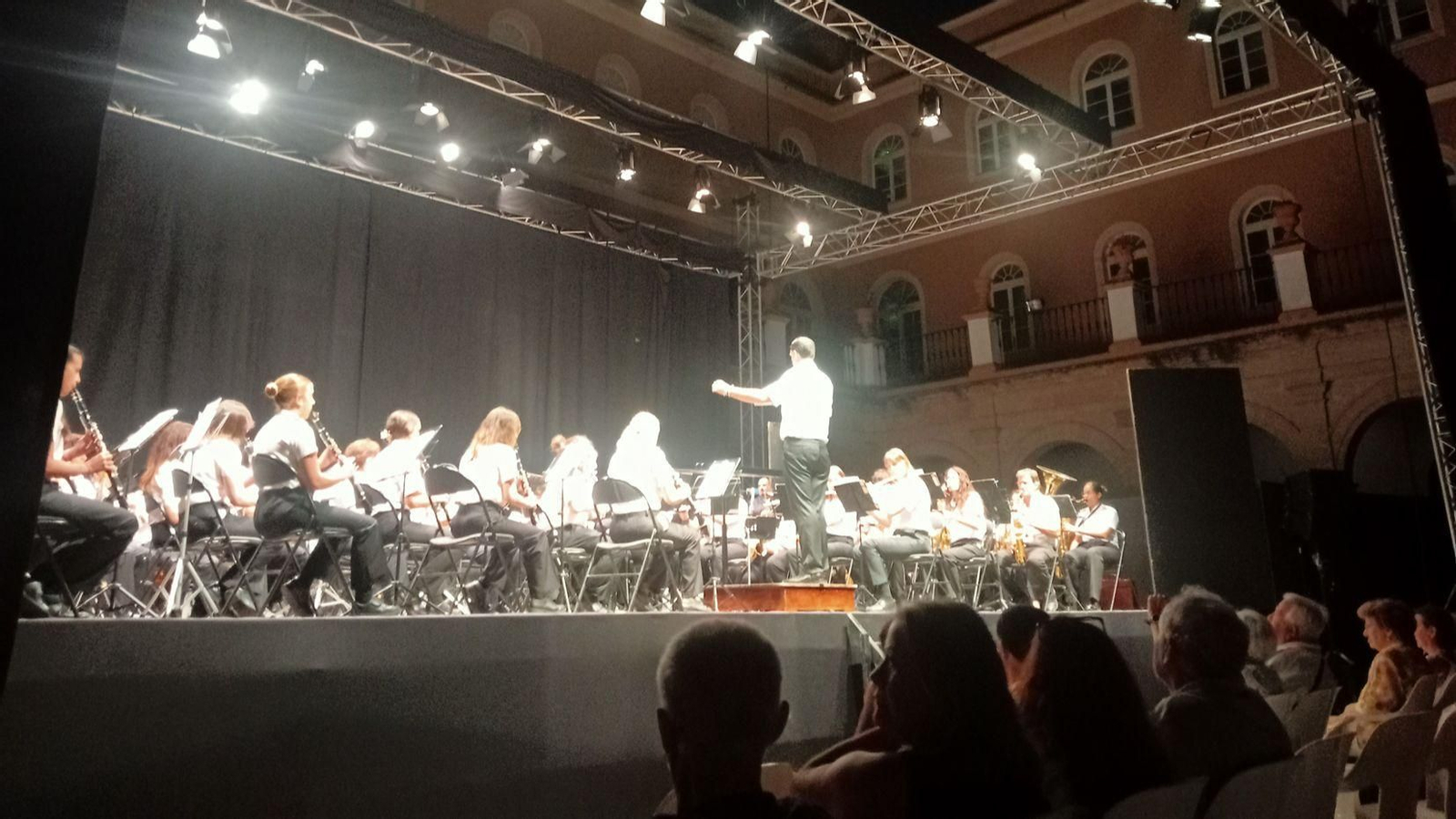La banda de música Maestro Dueñas, en una de sus actuaciones.