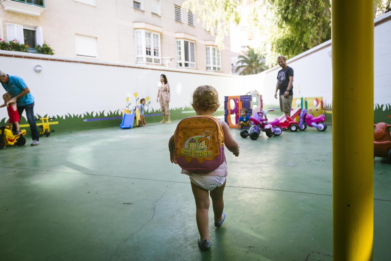 Una pequeña en el patio de su escuela, en una imagen de archivo.