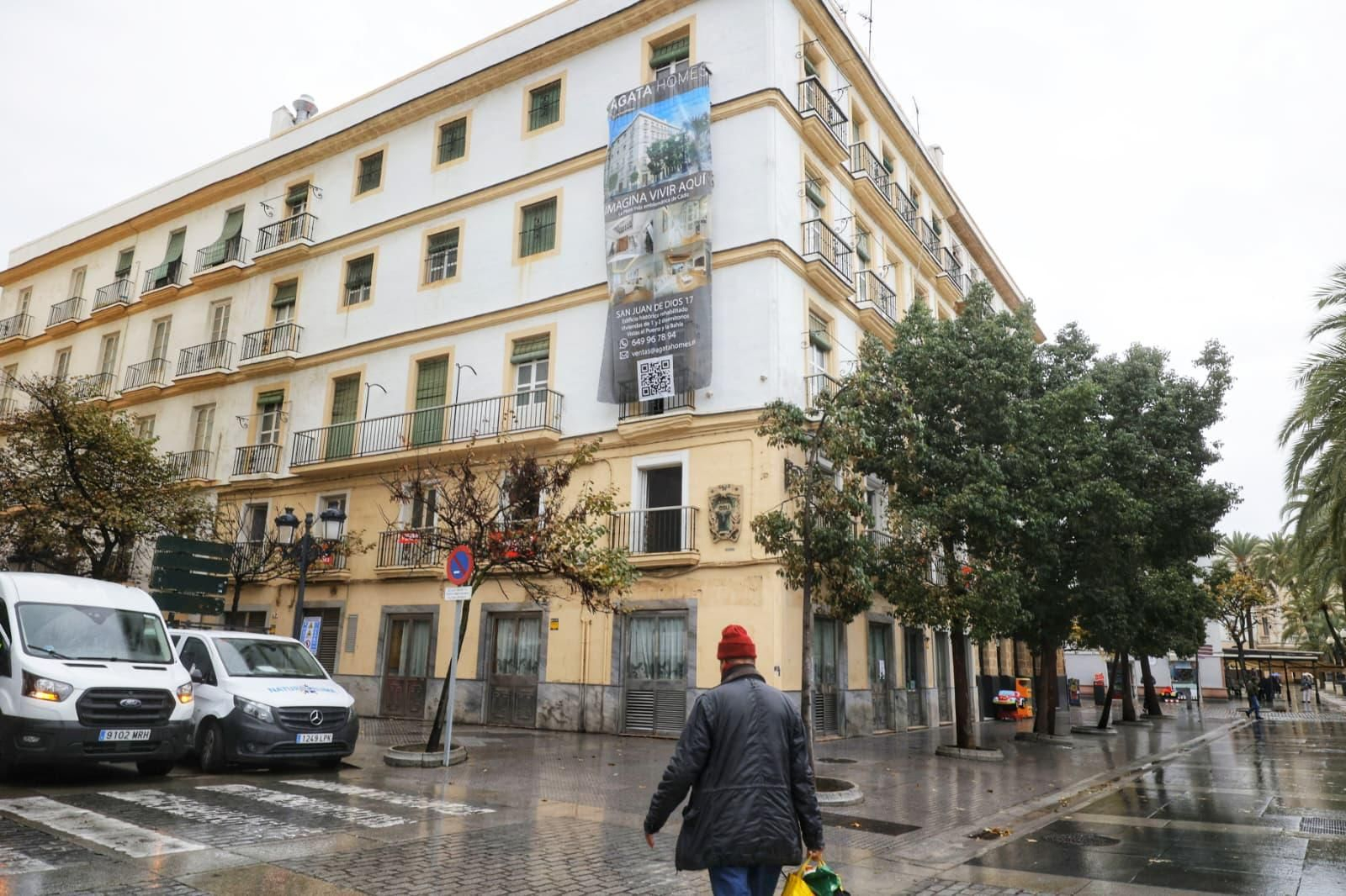 Un cartel anuncia la venta de viviendas en el número 17 de la plaza de San Juan de Dios.