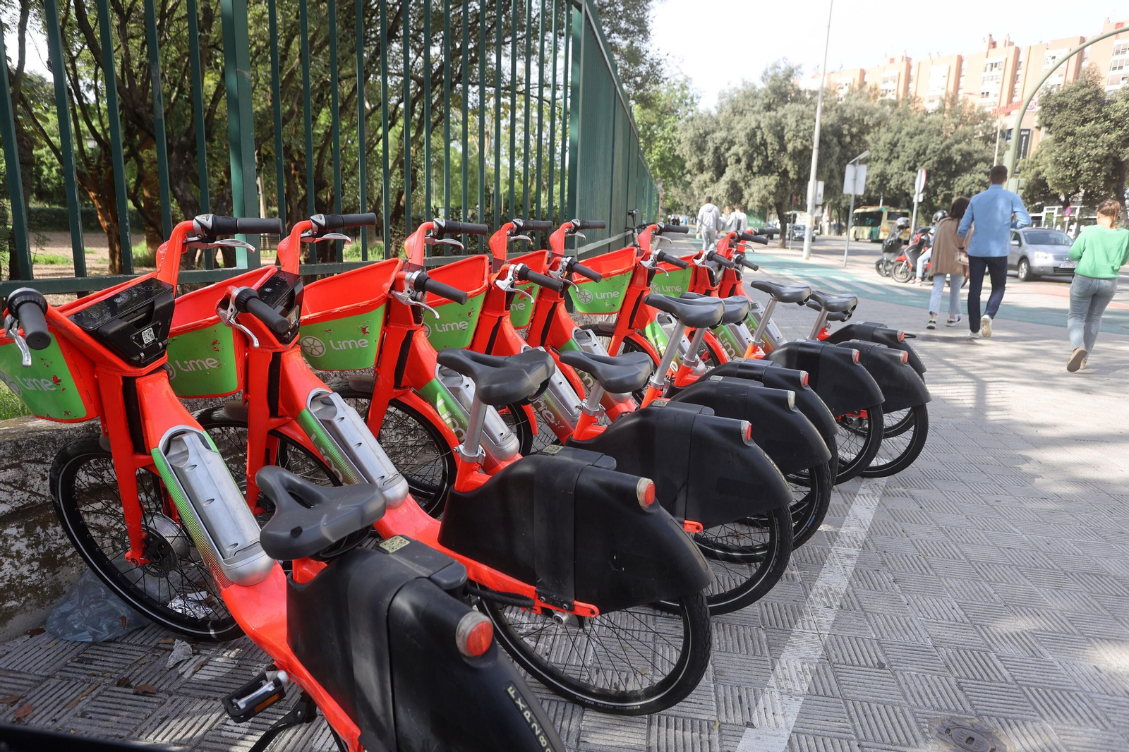 Aparcamiento de bicis eléctricas de Lime en Sevilla.