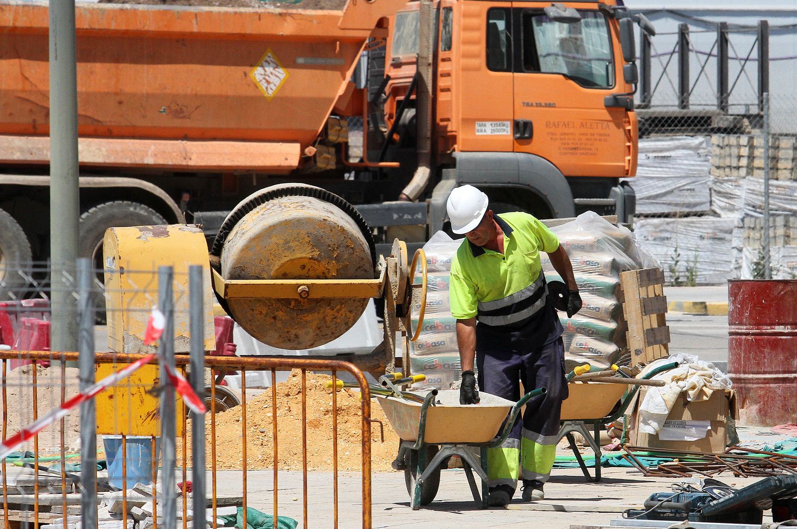 Un obrero de la construcción trabajando en Huelva el pasado mes de julio.
