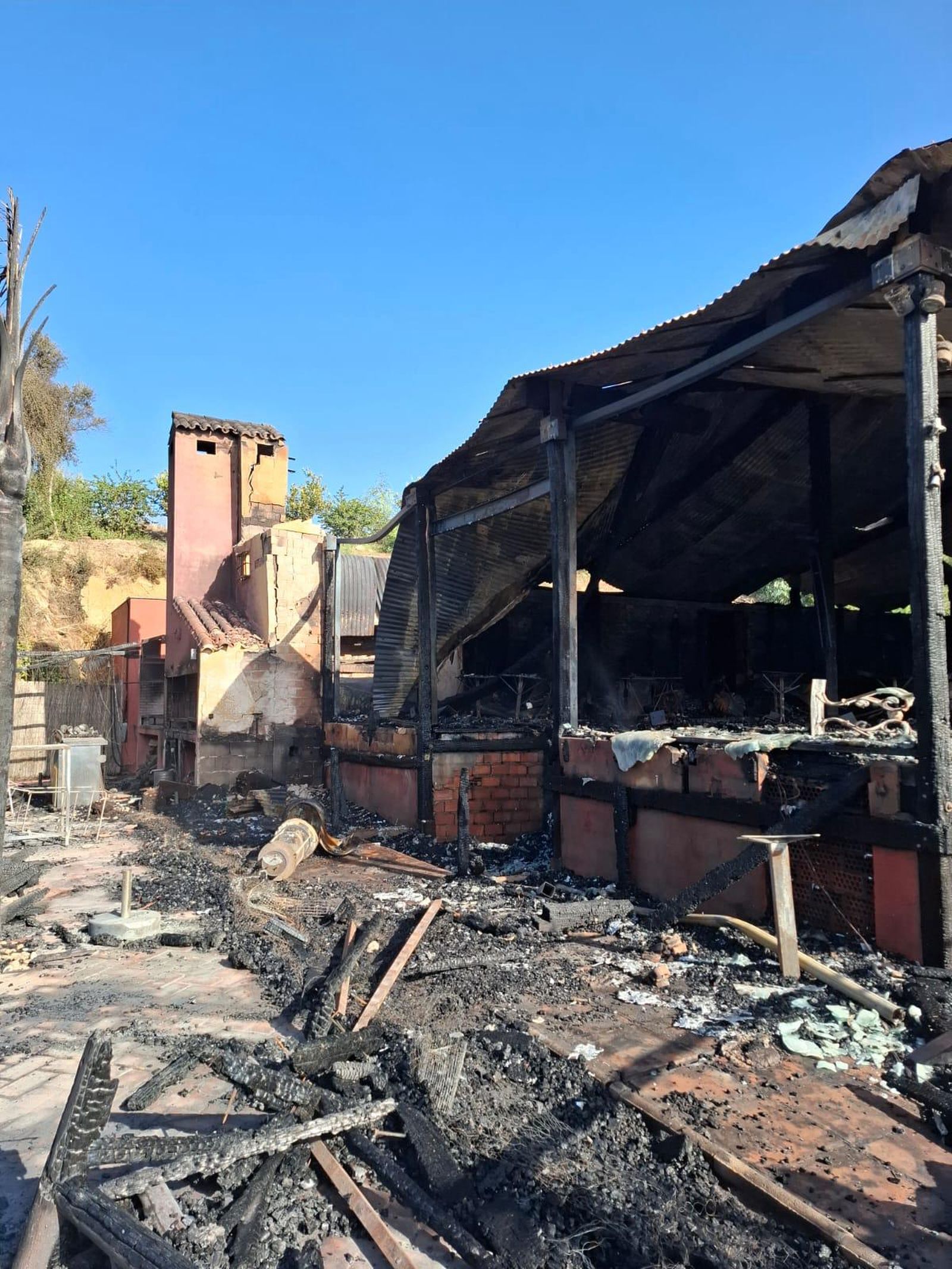 Los propietarios y el equipo del restaurante enfrentan la tarea de evaluar los daños sufridos en el Cancha II tras el incendio.