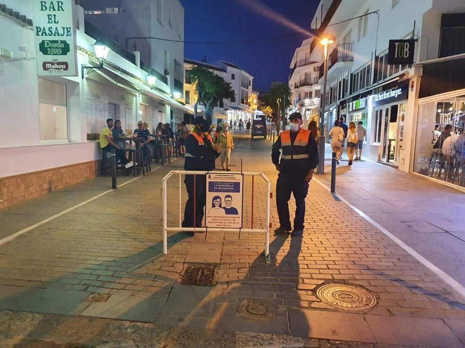 Miembros de Protección Civil en la entrada al casco antiguo.