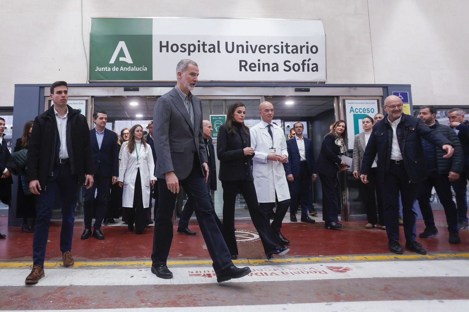 Los Reyes en su visita a los heridos en el Reina Sofía.