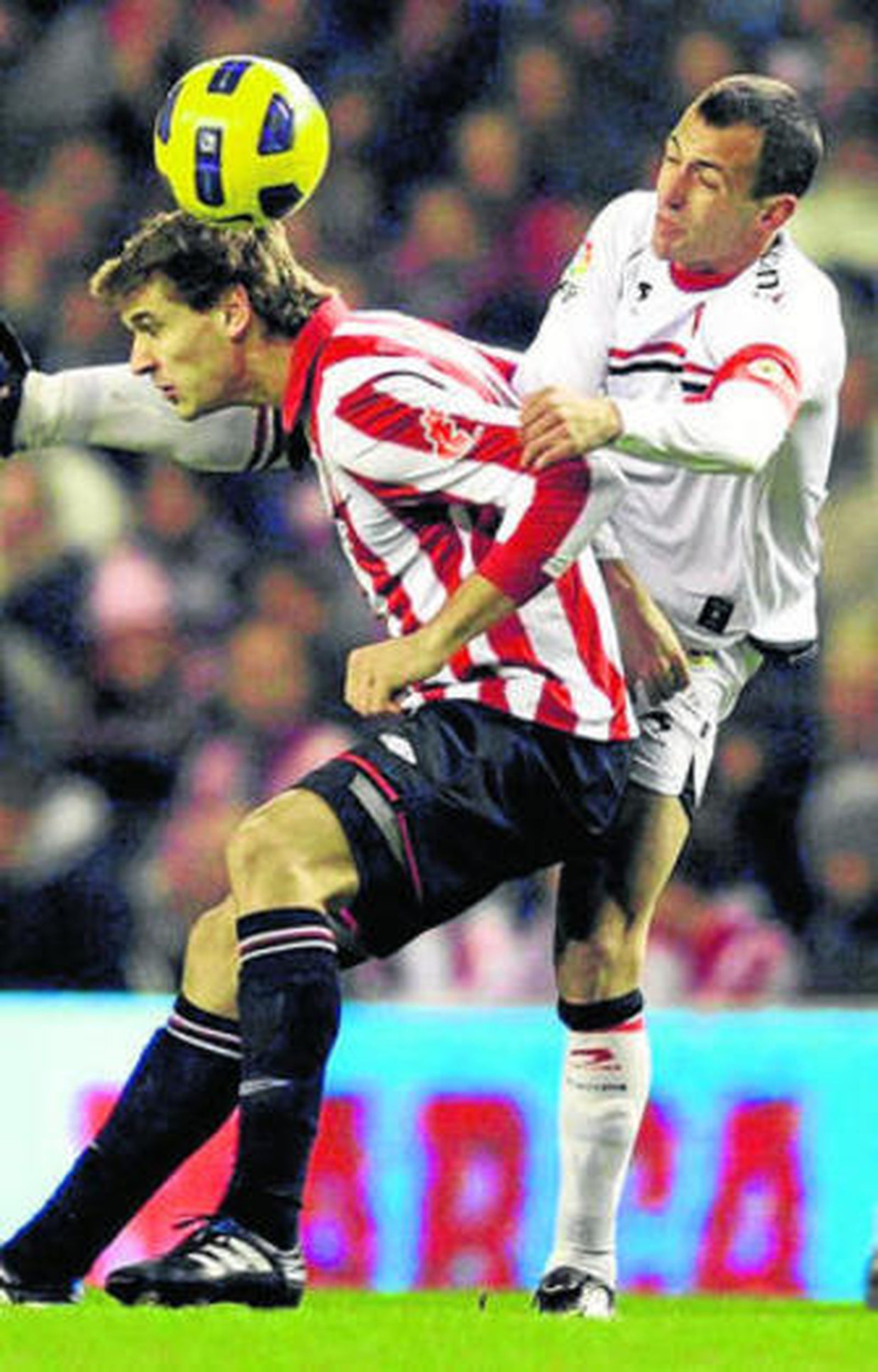 Llorente baja de cabeza un balón ante Puñal.