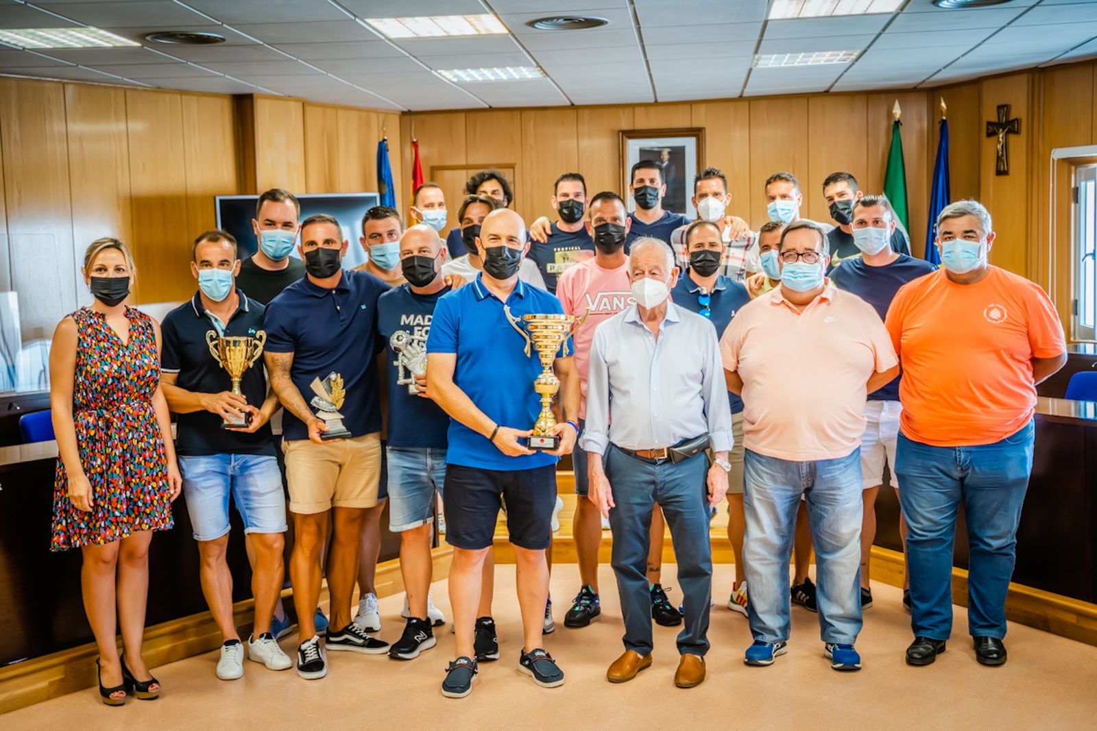 La plantilla rojilla, en su visita al Ayuntamiento de Roquetas de Mar