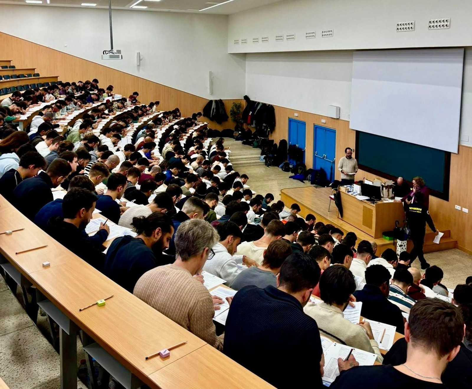 La primera prueba del proceso de selección para ser bombero este sábado, en la Facultad de Medicina de Cádiz.