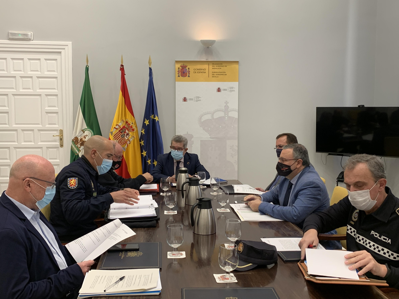 Un momento de la reunión en la subdelegación del Gobierno en Sevilla.