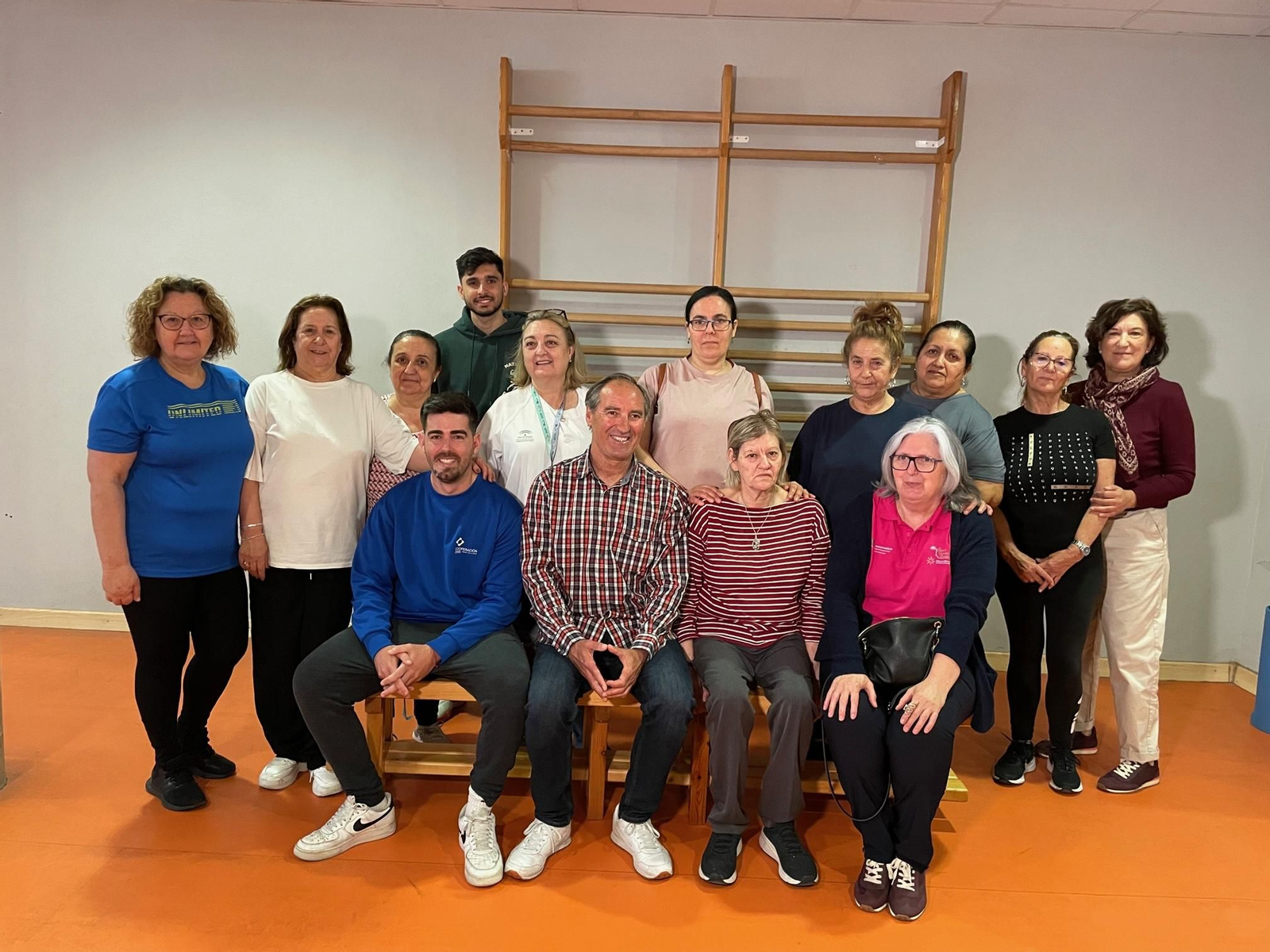 Antonio Casimirio posa junto a los usuarios del grupo de ‘Activa-Mente’ en el Pabellón de Pescadería.
