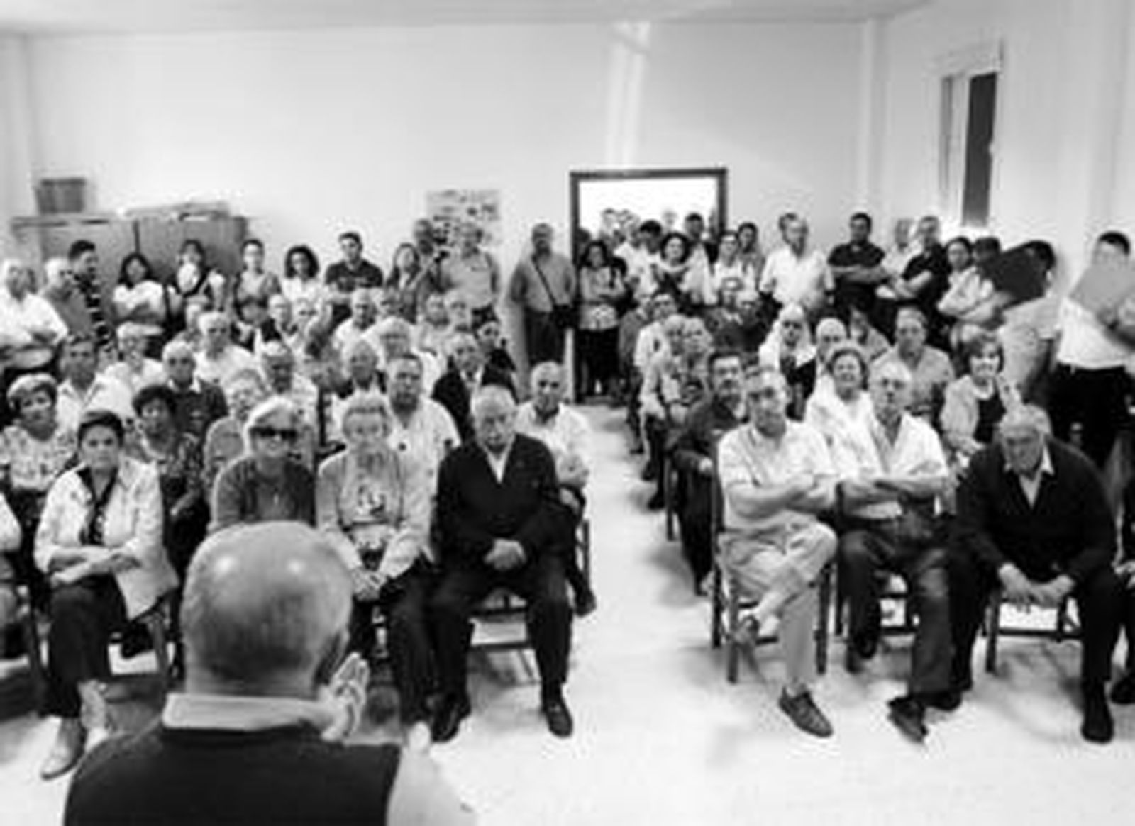 Un momento de la reunión celebrada ayer en los salones parroquiales de la iglesia de la Divina Pastora.