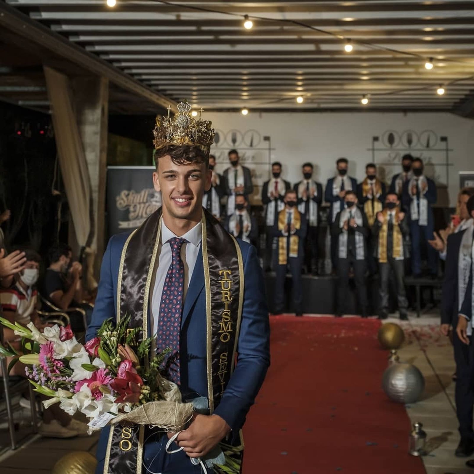El momento de la coronación de Iván Navarro, que representará a Sevilla en Míster Universo Turismo.