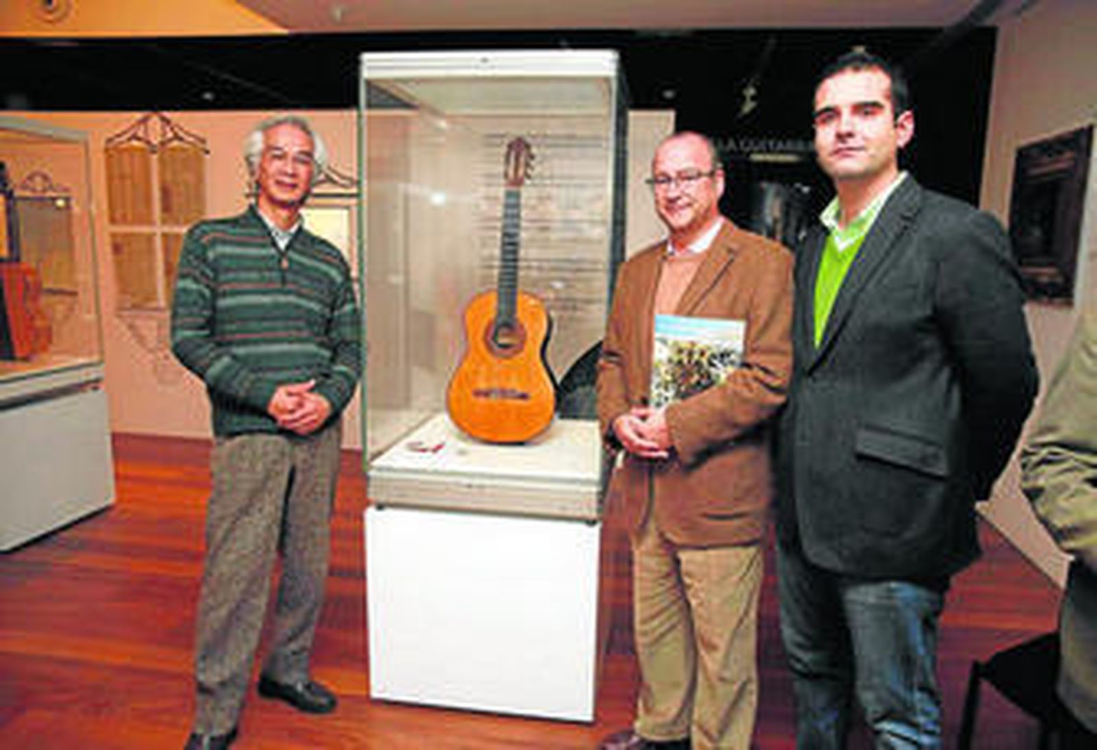 El concertista Jiro Yoshikawa acompañado por Luis Rogelio Rodríguez y Ramón Fernández-Pacheco con la guitarra donada.