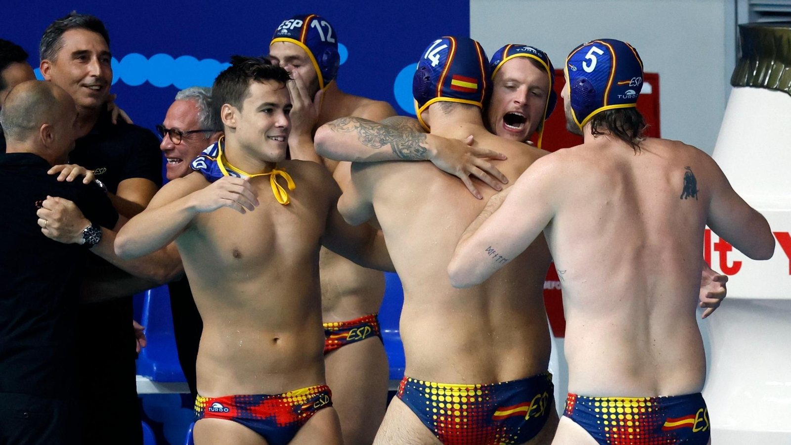 Los jugadores de la selección española de waterpolo se proclaman campeones con el sevillano Miguel de Toro con el '5'