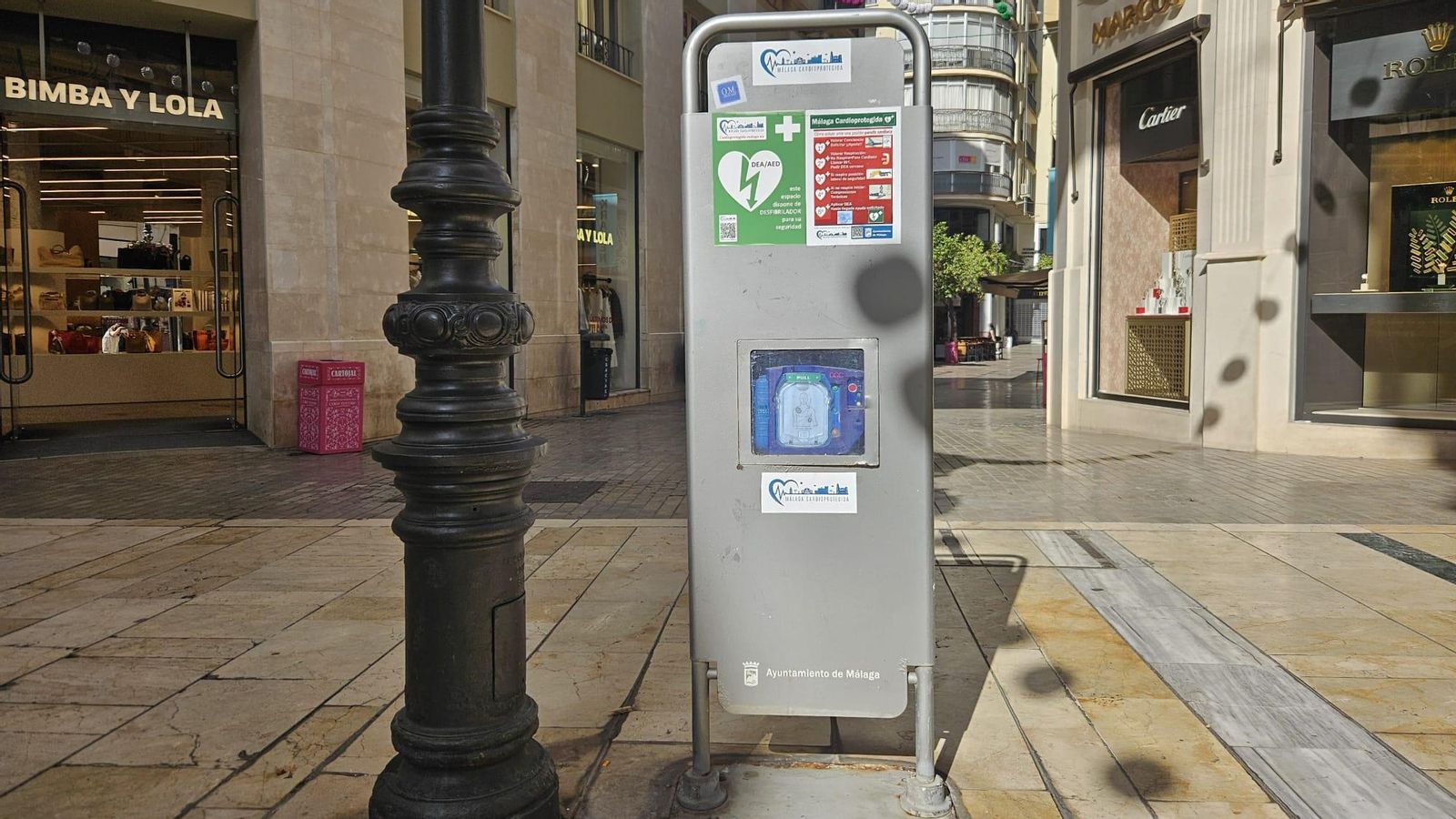 Uno de los desfibriladores que se encuentran en calle Larios