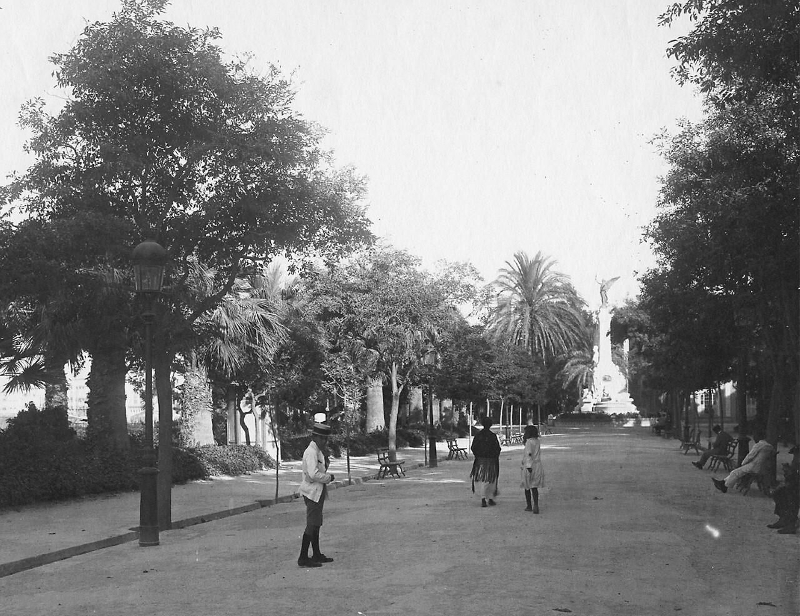 Aspecto que tenía el paseo de la Alameda entre 1922 y 1926. En el primer año se erigió el monumento a Comillas. Aspecto que tenía el paseo de la Alameda entre 1922 y 1926. En el primer año se erigió el monumento a Comillas.