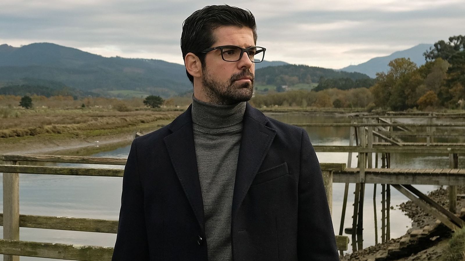 Miguel Ángel Muñoz es un biólog que regresa a su pueblo en la nueva serie