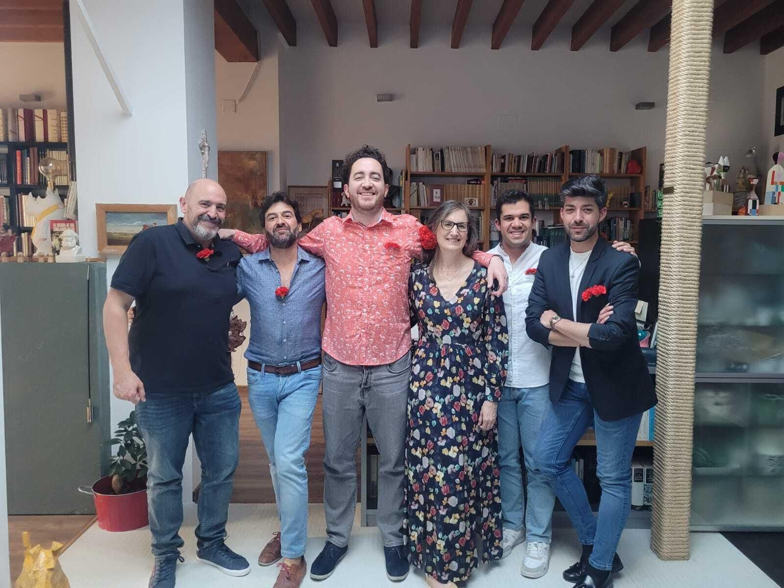 Óscar Díaz, junto a Manuel Romero, Miguel Ángel Gómez, Patricia Rodríguez, Nacho Mangut y David Rodríguez, en casa de Bejarano, momentos antes de salir para la Feria de Jerez, días atrás.