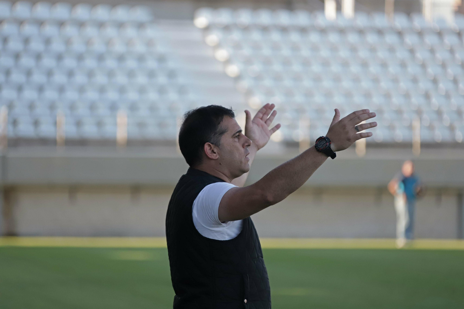 Fajardo alza las manos en un gesto durante el partido con el L'Hospitalet.