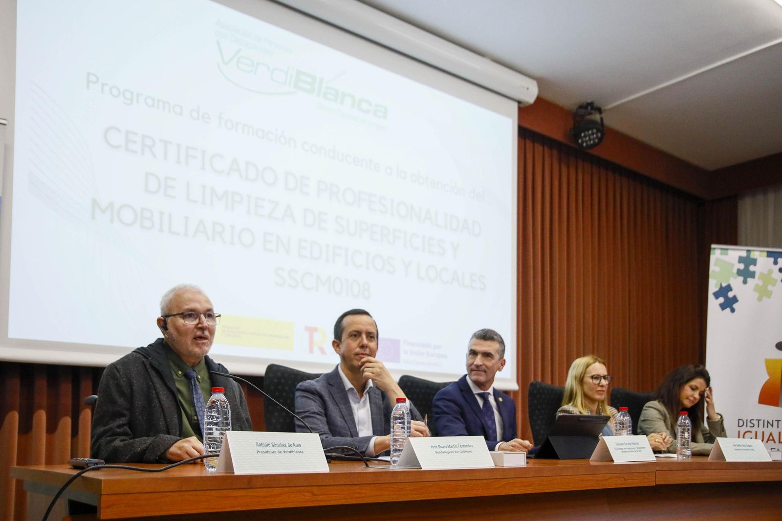 Imágenes de la enterga de certificado de profesionalidad de limpieza de superficies y mobiliarios de VerdiBlanca en la Universidad de Almería